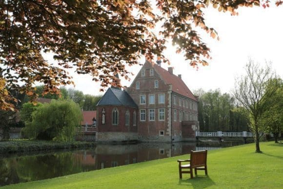 Das Konzert am Sonntag, 24. Juli, im Garten der Burg Hülshoff in Havixbeck ist als Wandelkonzert angelegt.