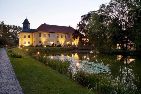 Auf das Gelände von Haus Vogelsang in Datteln-Ahsen ist zum Konzert der Reihe "Trompetenbaum & Geigenfeige" eingeladen.