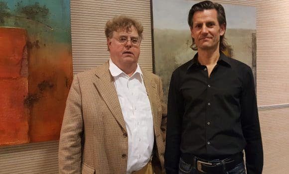 Bei der Vernissage in der Raphaels Klinik in Münster: (vlnr) Publizist Jörg Bockow und der Künstler Ralf Schindler