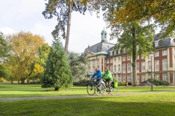 Moderne Friedensreiter vor dem Schloss in Münster 