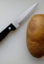 Kartoffel und Messer werden benötigt um an der Netphener Zoom-Konferenz zum Frittenskulpturenschnitzen teilzunehmen. Symbolbild: tfw