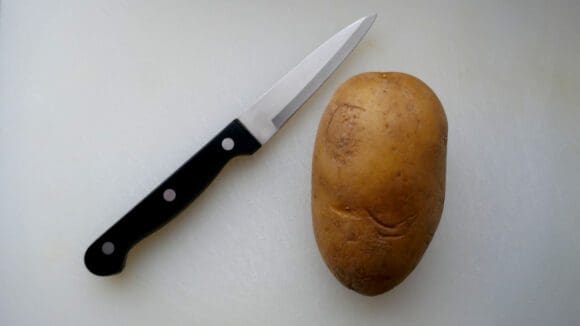 Kartoffel und Messer werden benötigt um an der Netphener Zoom-Konferenz zum Frittenskulpturenschnitzen teilzunehmen. Symbolbild: tfw