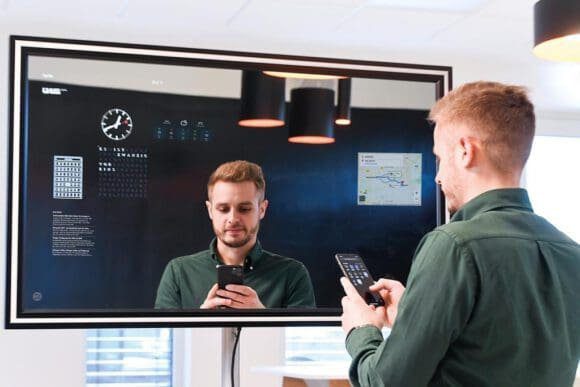 Sprachsteuerung navigiert smarten Spigel