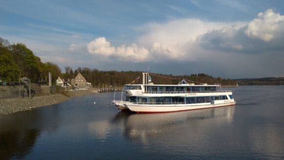 Die Möhneseeschifffahrt fährt im Stundentakt - Foto Wirtschafts- und Tourismus GmbH Möhnesee