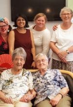 Priti Salian (4. v. li.) hat bei ihrem Besuch in Arnsberg auch Kontakte im Seniorenhaus Sankt Anna in Alt-Arnsberg geknüpft - Foto Priti Salian