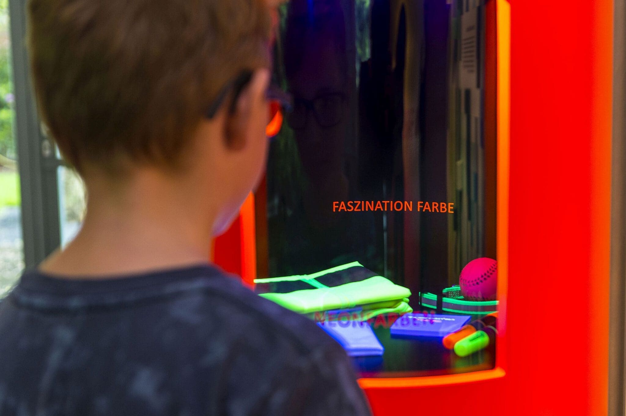 In der Ausstellung "Faszination Farbe" können Besucherinnen und Besucher die Wirkung von Neonfarben erleben - Foto Carl Bosch Museum