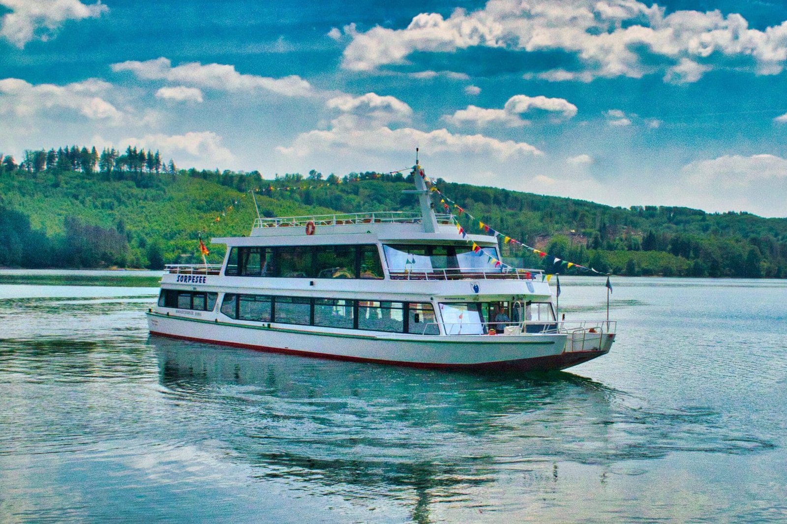 Die MS Sorpesee legt an der Anlegestelle Langscheid, nahe des Sorpedammes, ab und macht sich auf den Weg nach Amecke - Foto tfw