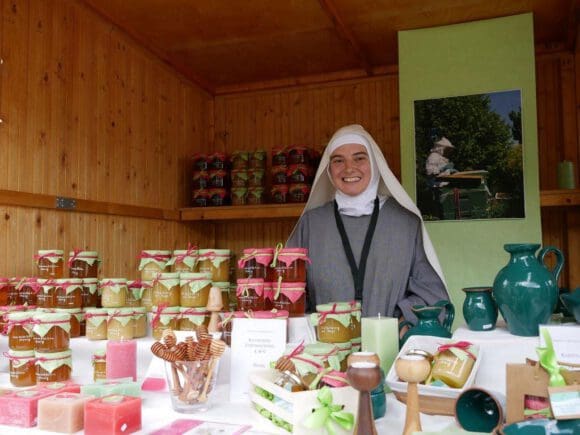 Buntes Marktgeschehen im Kloster Dalheim