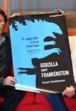 Joseph Trafton und Richard van Gemert mit "Godzilla trifft Frankenstein"-Plakat - Foto Yuliana Falkenberg