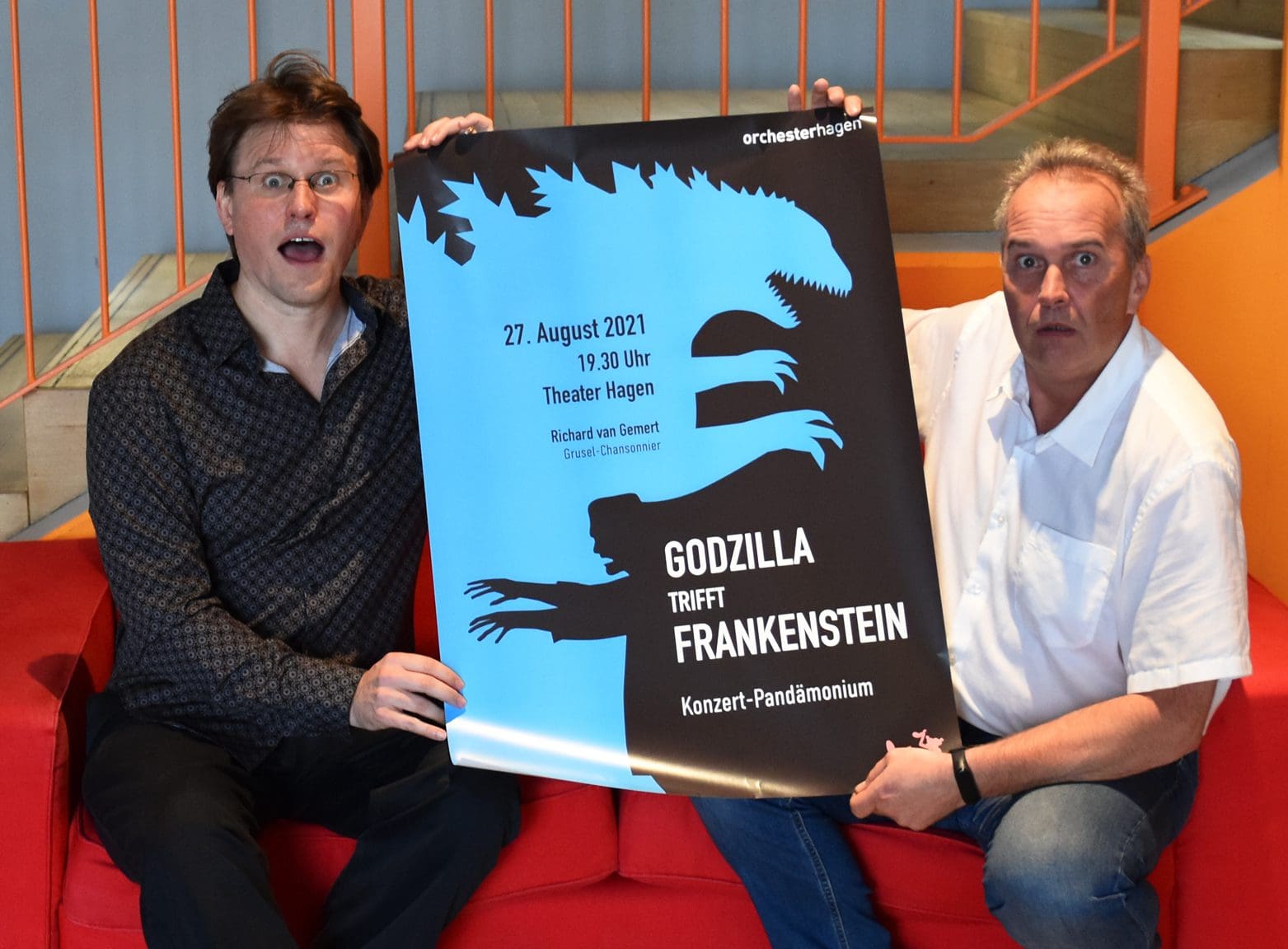 Joseph Trafton und Richard van Gemert mit "Godzilla trifft Frankenstein"-Plakat - Foto Yuliana Falkenberg
