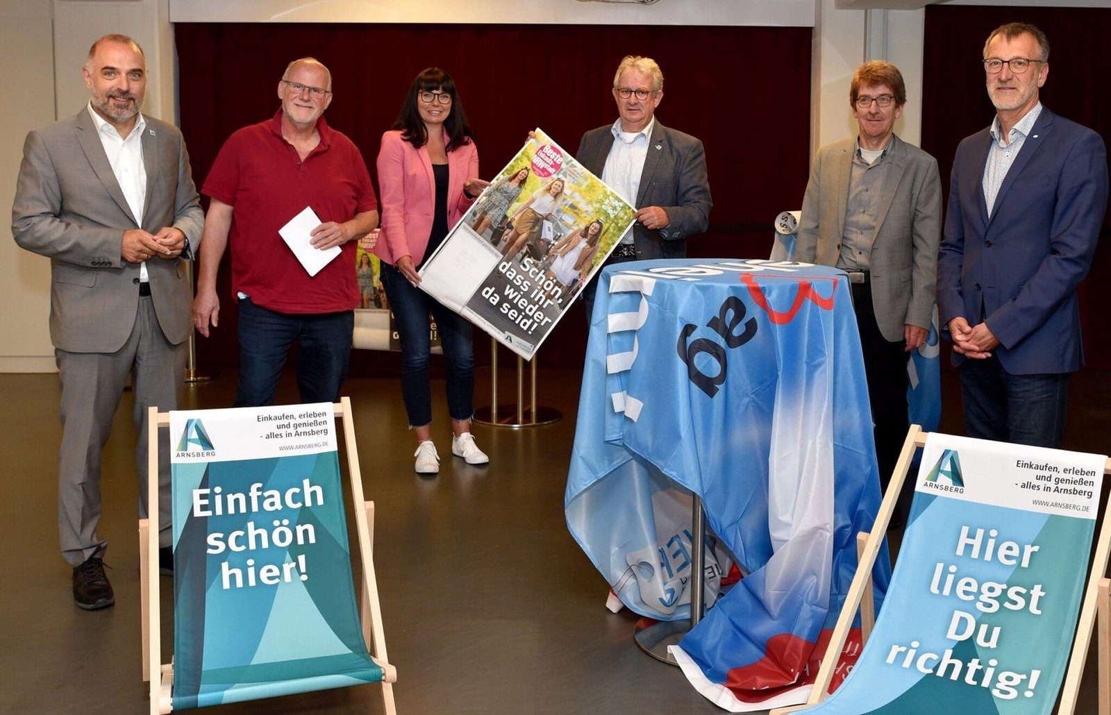 Gute Neheimer Umfrageergebnisse bei "Vitale Innenstädte" stellte die IHK Arnsberg vor. Hier Bürgermeister Ralf Paul Bittner mit den Akteuren des Aktiven Neheims, Heinrich Veh und Konrad Buchheister - Foto Stadt Arnsberg