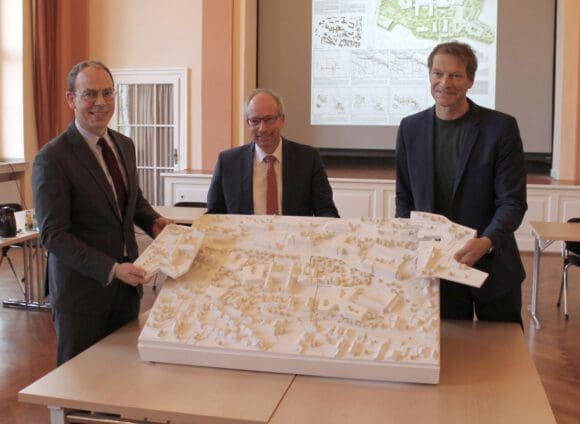 Am Freitag (22.10.) haben (v.l.) Jan Hendrik Unger, kaufmännischer Direktor der LWL-Klinik Marsberg, LWL-Direktor Matthias Löb und Gerhard Wittfeld, Architekturbüro "kadawittfeldarchitektur" die geplanten Baumaßnahmen für den neuen Gesundheitscampus vorgestellt - Foto LWL