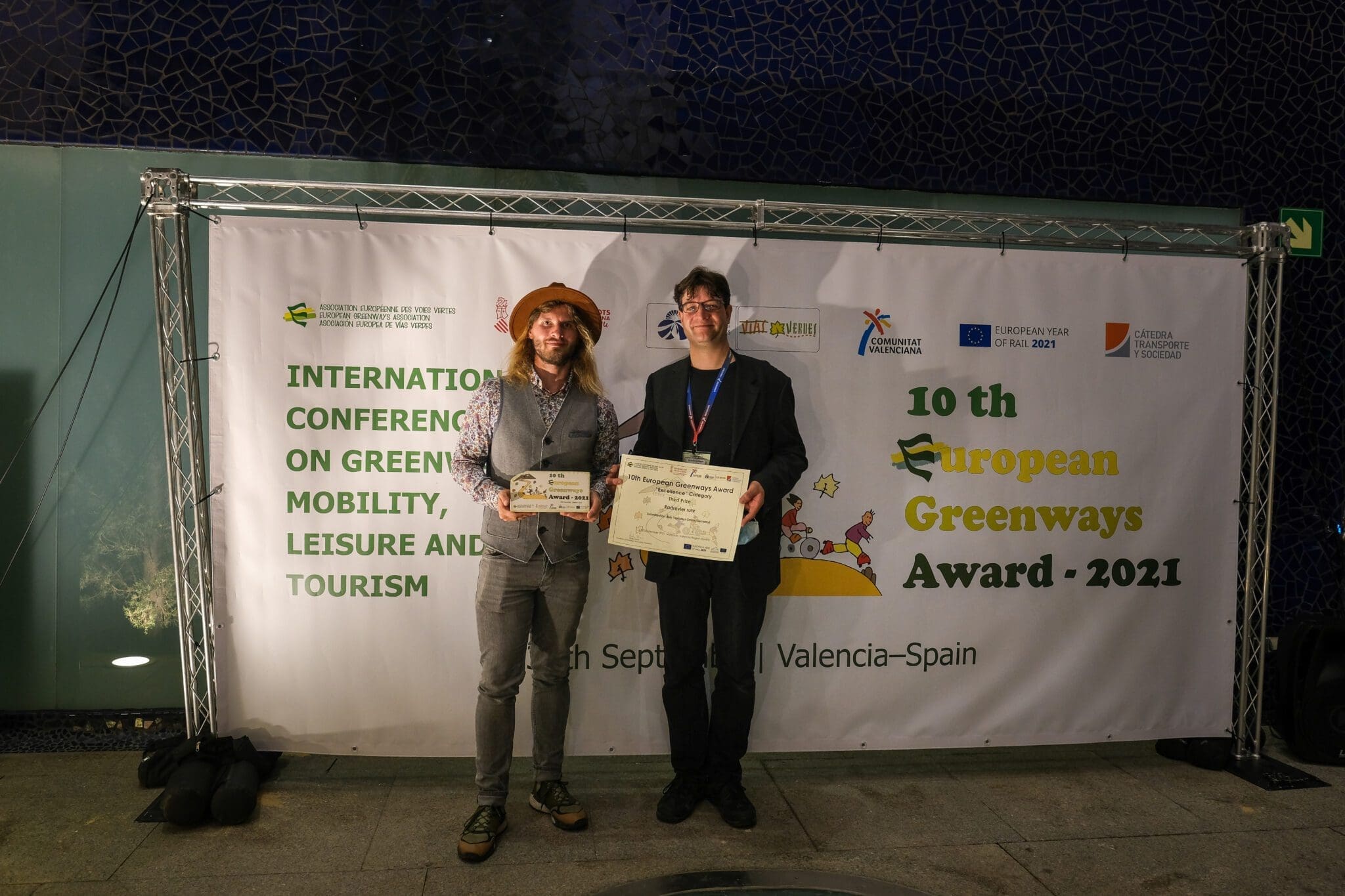 Pascal Tönnissen (RTG) und Grischa Schilgen-Begaß (RVR) nehmen in Valencia den European Greenways Award entgegen - Foto RTG / Tönnissen
