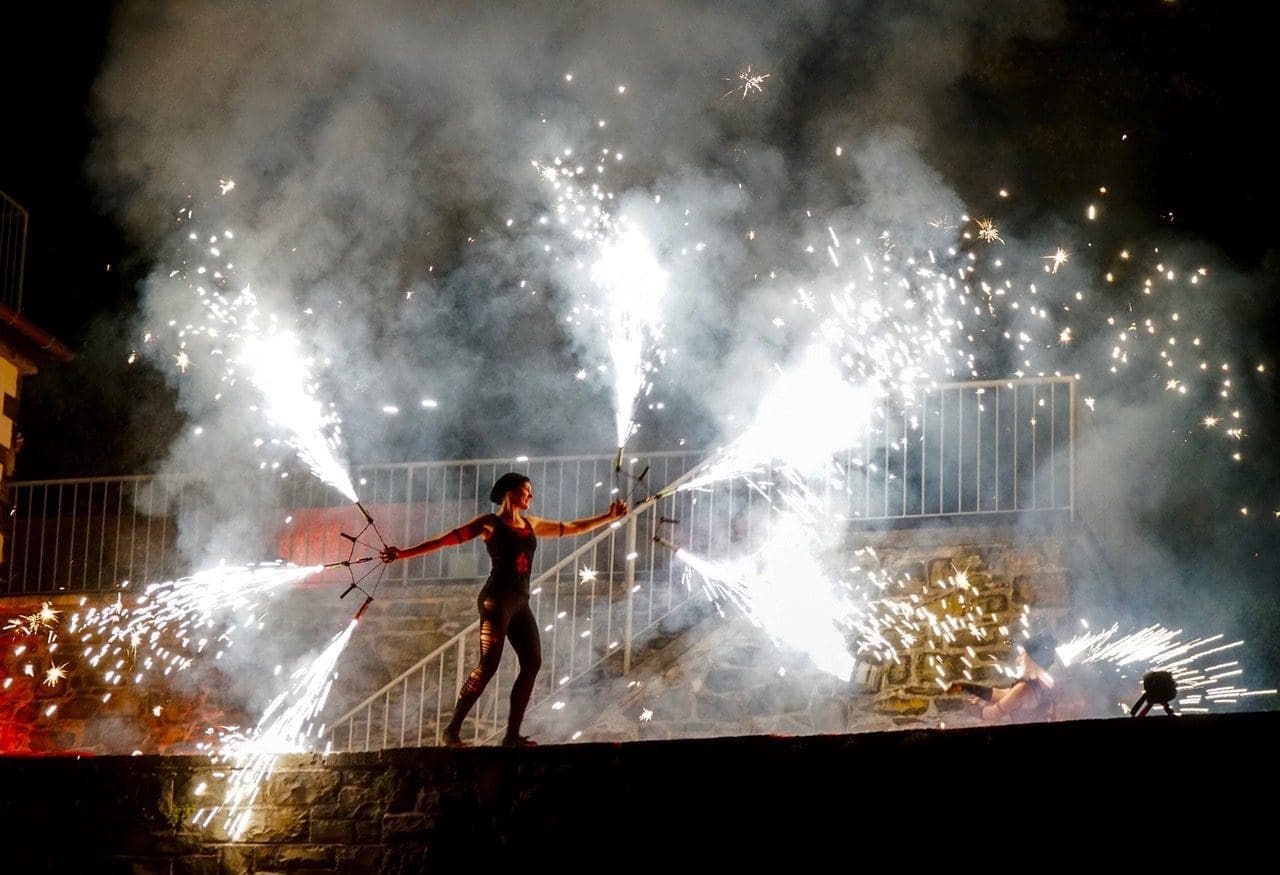 "Phänomenta in Flammen" heißt es am 26. November 2021 in Lüdenscheid. Vier Feuershows werden geboten, unter anderem vom „Clowns & Company e.V.“ - Foto Frank Kaiser