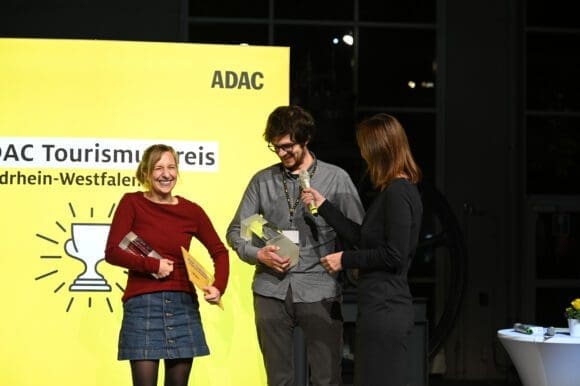 Ein Outdoorspiel für Warburg und Arnsberg landete auf Platz eins beim ADAC-Tourismuspreis 2021. In Dortmund wurde die Auszeichnung ans Team des nurguteleute Kreativbüro überreicht - Foto ADAC in NRW / Andreas Buck