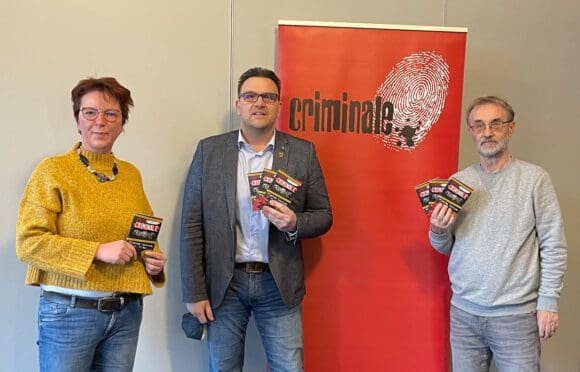 Bürgermeister Michael Joithe (M.), Glauser-Preis-Nominierte Kathrin Heinrichs und Autor und Kulturausschussmitglied Dr. Walter Wehner stellen das Programmbüchlein zur CRIMINALE 2022 vor - Foto Stadt Iserlohn