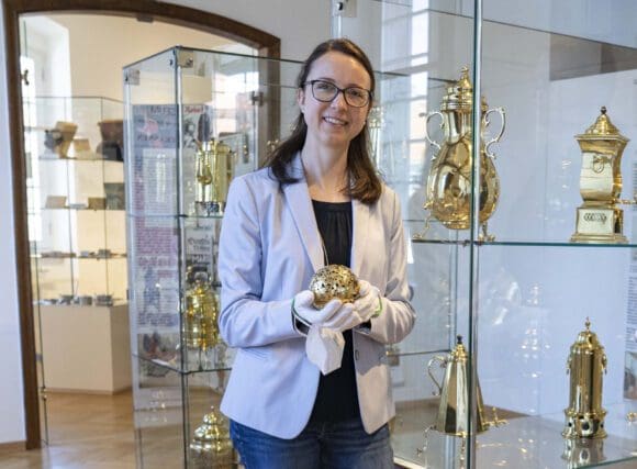 Museumsleiterin Dr. Sandra Hertel in der Wanderausstellung rund um das Thema Messing im Stadtmuseum Iserlohn - Foto Stadt Iserlohn