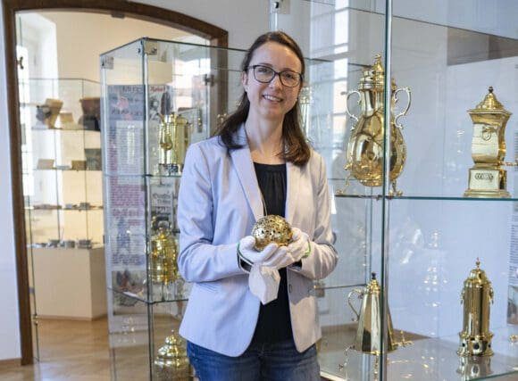 Museumsleiterin Dr. Sandra Hertel in der Wanderausstellung rund um das Thema Messing im Stadtmuseum Iserlohn - Foto Stadt Iserlohn