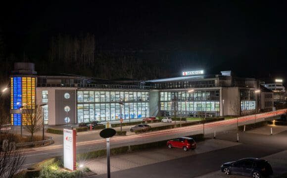 Das große Treppenhausgebäude des Firmensitzes in Kirchhundem, das einen Stecker nachahmt, leuchtet nun täglich abends in den Farben der Ukraine - Foto Annika Jentsch, Medienwerk
