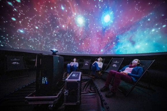 Das Popup-Planetarium ermöglicht Blicke aus dem Weltall auf die Erde - Foto LWL / Christoph Steinweg