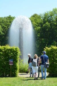 Die Gärten auf Schloss Ippenburg kann man mit und ohne Schuhwerk erleben. Am 1. Mai 2022 hat der Barfuß- und Naturparcours Premiere - Foto Schloss Ippenburg