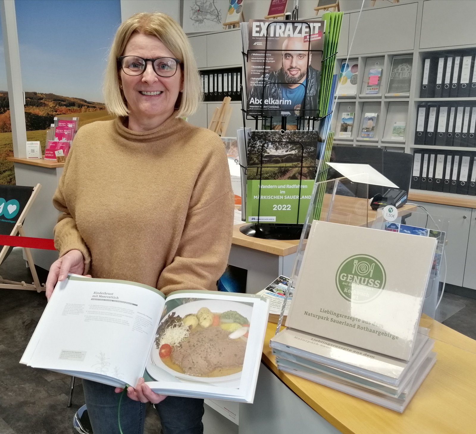 Touristikmitarbeiterin Heike Stute präsentiert im Naturpark-Infozentrum Meinerzhagen das neue regionale Kochbuch „Genuss aus dem Naturpark“ - Foto Naturpark Sauerland Rothaargebirge
