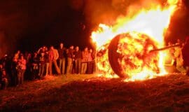 Ostersonntag: Feuerräderlauf in Lügde