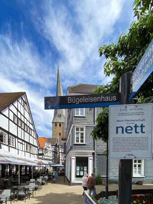 Hattinger Schild mit offiziellem "Nett"- Statement - Foto Strzysz