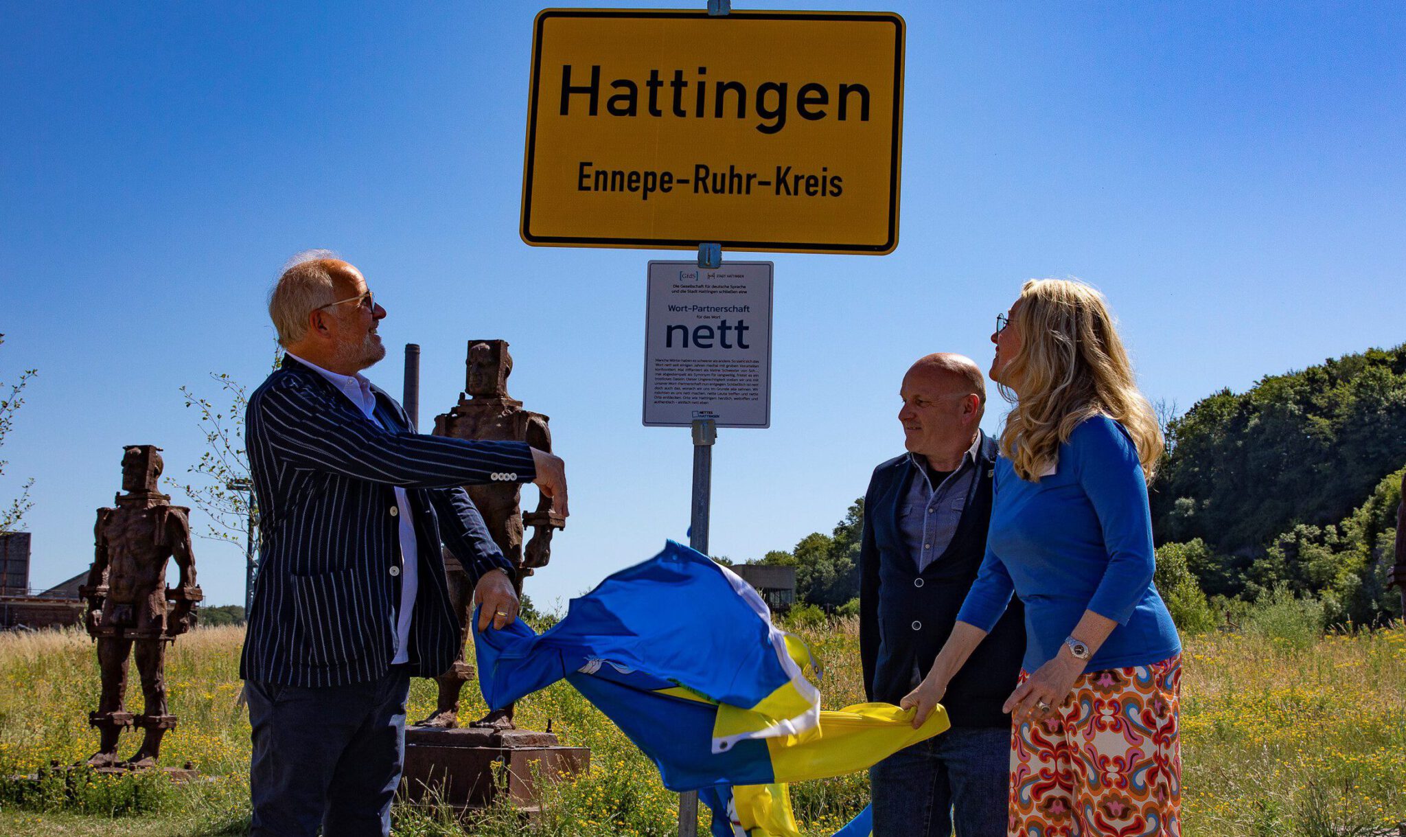 Offizielle Schild-Enthüllung mit Bürgermeister Dirk Glaser, Hattingen Marketing Chef Georg Hartmann und Pressereferentin Susanne Wegemann - Foto Stadt Hattingen"