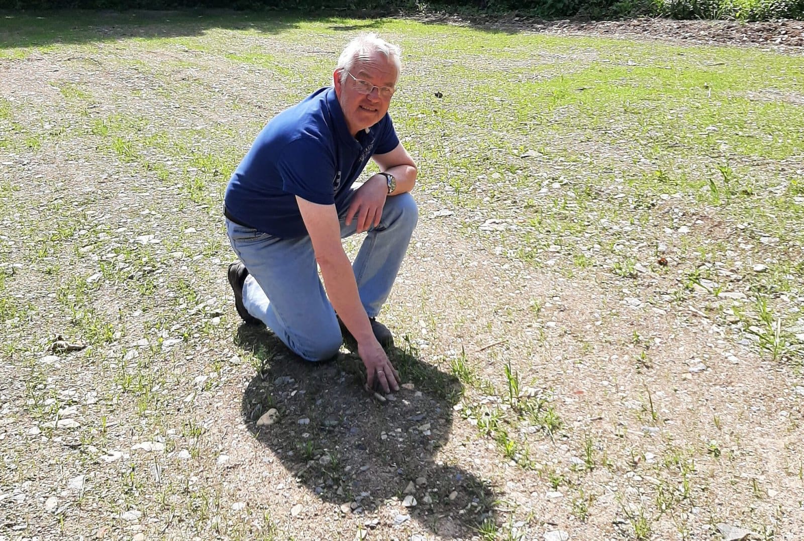 Die Entwicklung von Magerwiesen braucht Geduld – doch man wird am Ende durch eine artenreiche, wunderschön blühende Wiese belohnt, sagt Betriebshofleiter Ingo Schaup, hier an der neu eingesäten Fläche in Warstein - Foto Gaby Raulf
