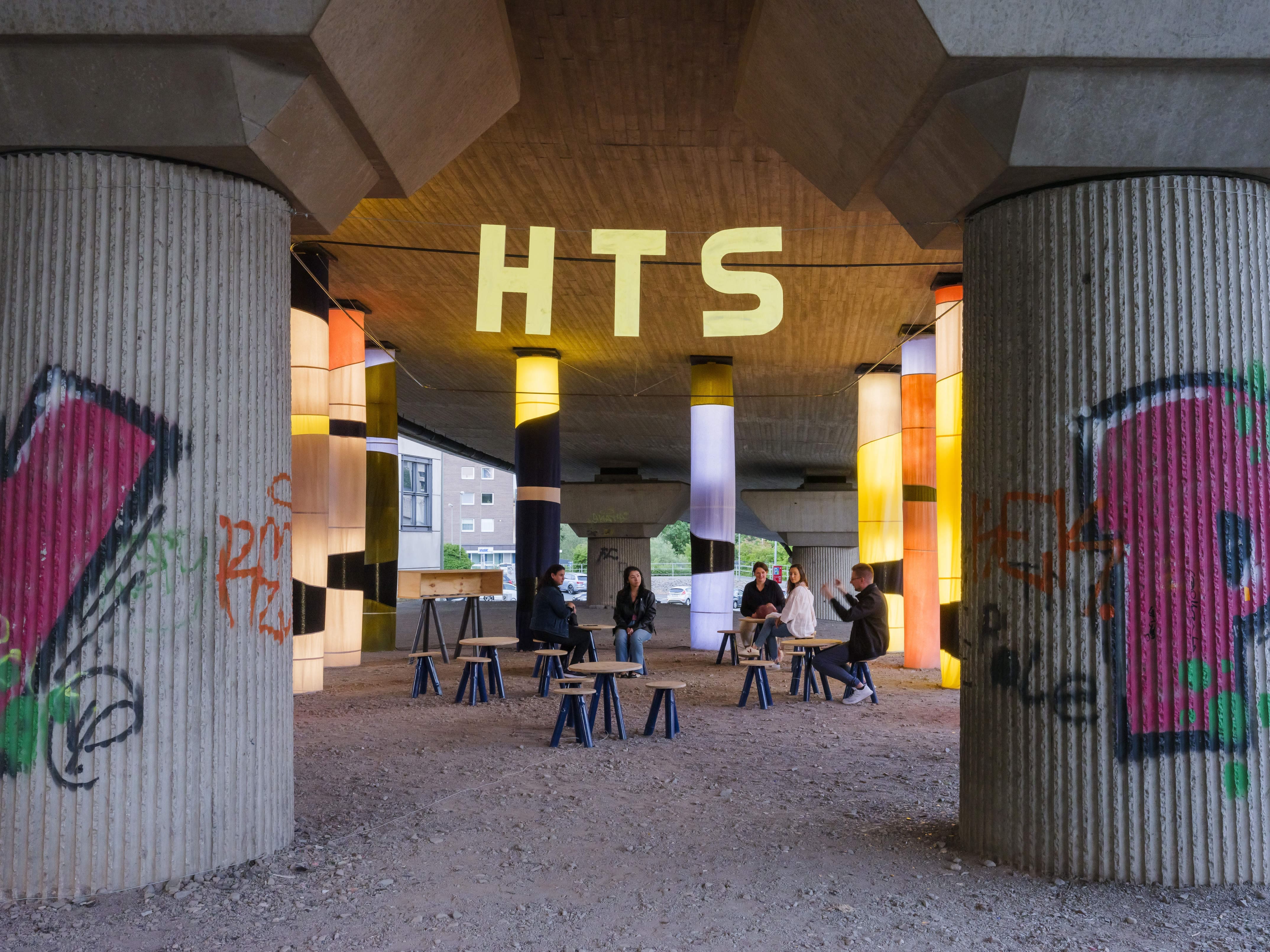 HTS wird in Siegen die Hüttentalstraße genannt, eine Stadtautobahn aus den 1970er Jahren. Auf Initiative des Kunstvereins Siegen entstand an einer Stelle Kunst im öffentlichen Raum - Foto Kunstverein Siegen