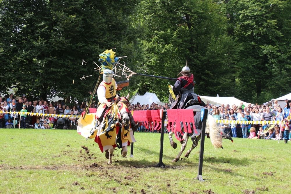 Ritterturnier und Lanzenduelle finden Mitte August in Rietberg statt. 