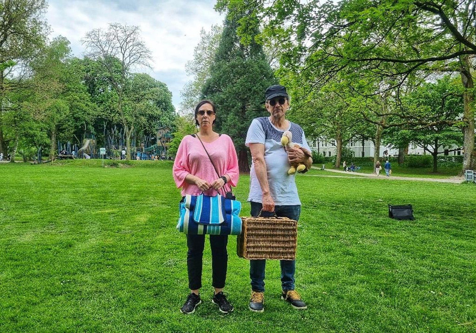 Sandra Schmitz und Martin Kaysh machen den Geierabend zwischen schattigen Bäumen und auf bunten Gratis-Picknickdecken. Foto - Geierabend