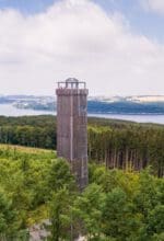 Vom Möhneseeturm aus zweigen mehrere Wanderwege ab. Foto - Tourismus NRW