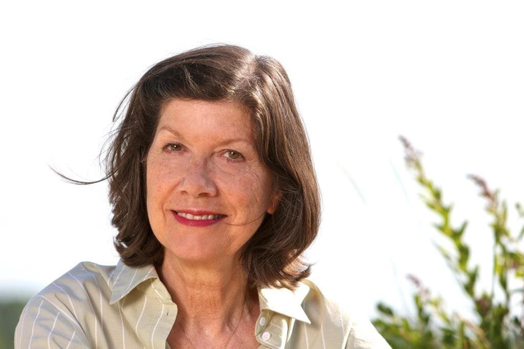 Sylvia Lott liest im Park der Gärten