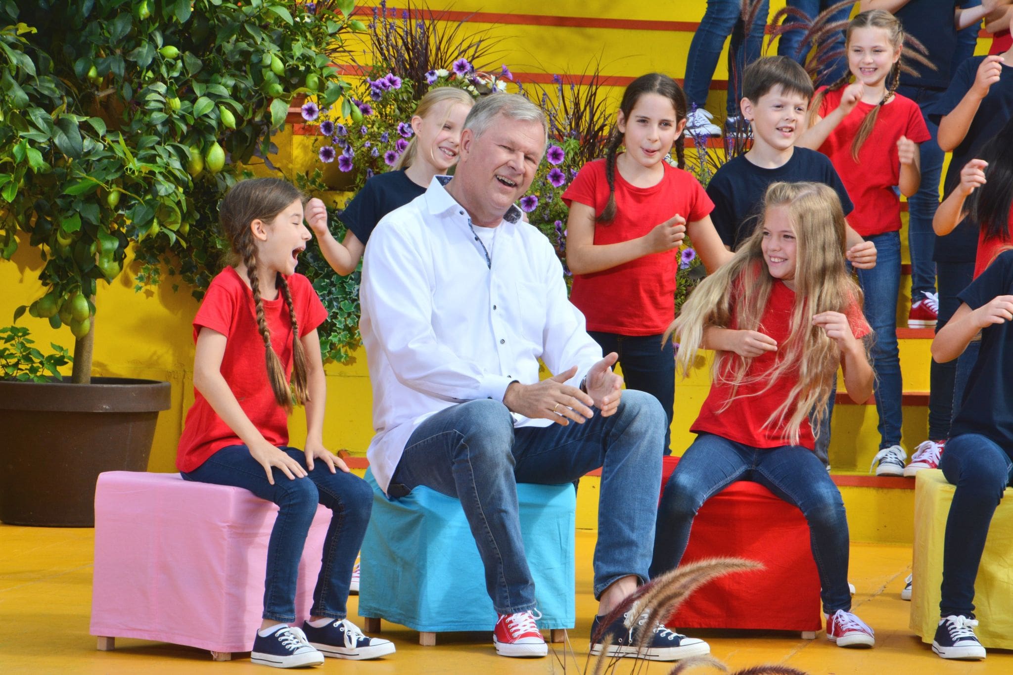 Mit den Earth Choir Kids geht der Kinderliedermacher Reinhard Horn am 11. September auf die Bühne. Foto - Verlag Kontakte