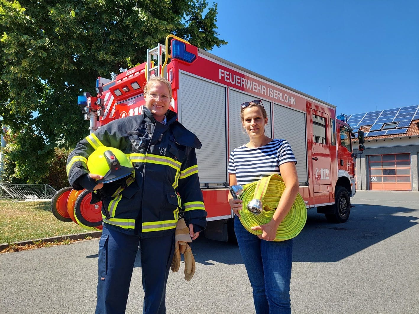 Für die 1. Iserlohner Blaulichtmeile am 27. August 2022 im Einsatz: Feuerwehrfrau Freya Balk und Simone Korte vom Stadtmarketing - Foto Stadt Iserlohn