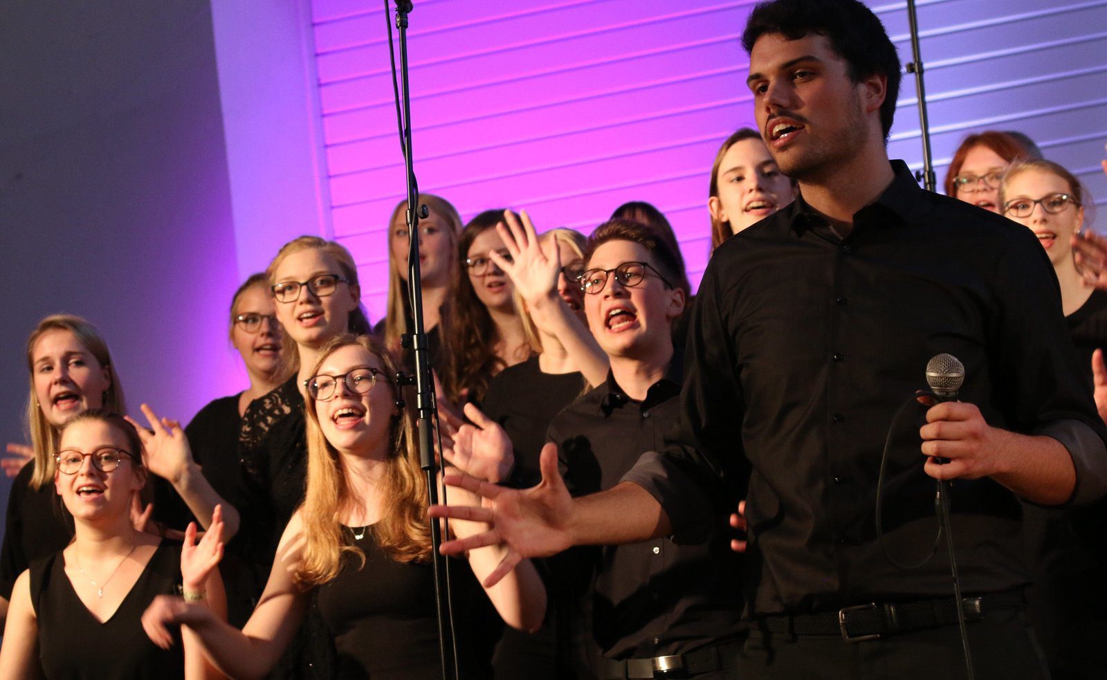 Der Erwitter Jugendchor Voices in Harmony tritt im Musikhof des Schlossgeländes auf. Foto - Voices in Harmony/Bernd Hense
