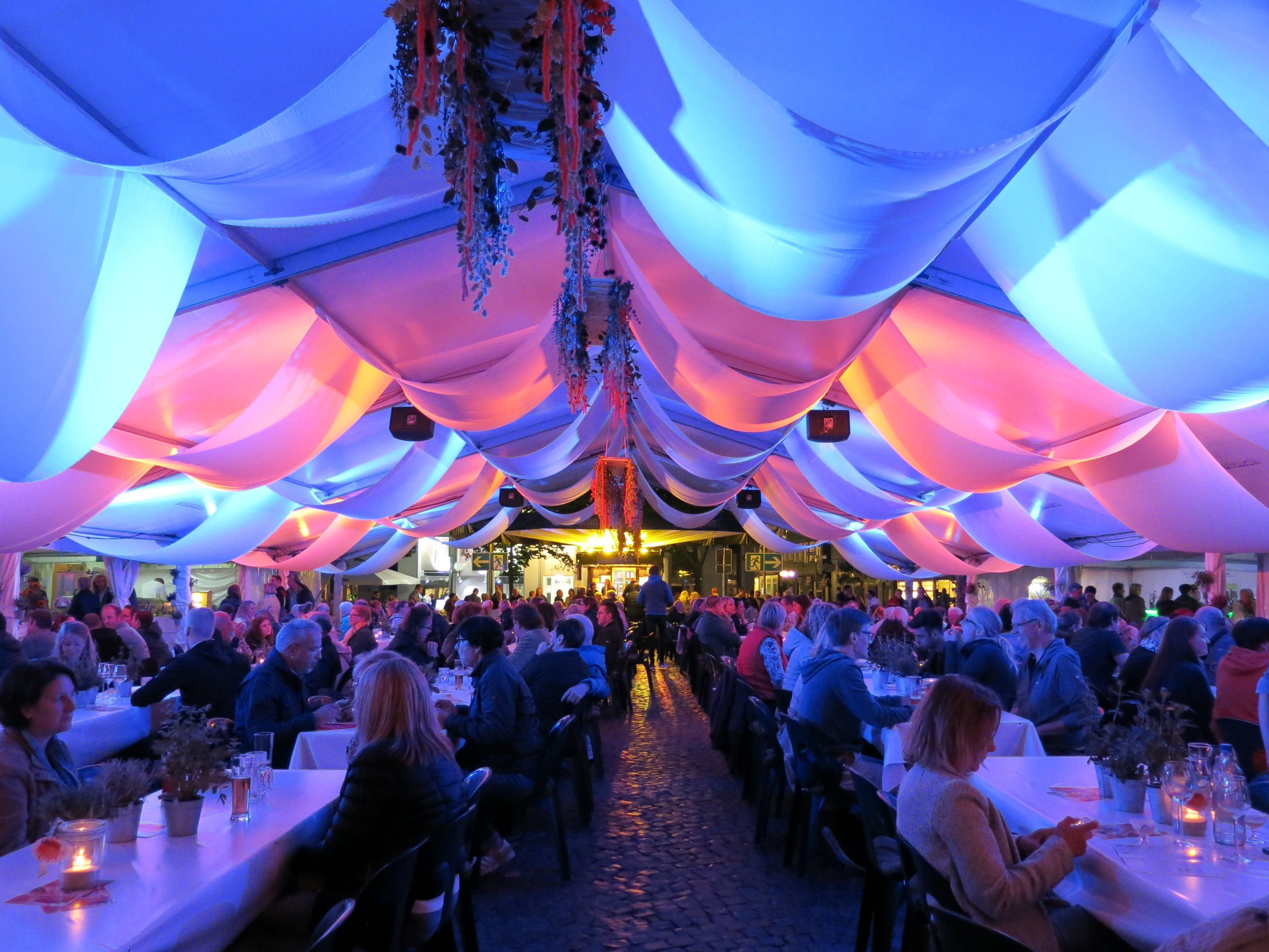 Bei Lippstadt Culinaire vom 1. bis 3. September können bBesucher auf dem Rathausplatz Schlemmen und Musik genießen. Foto - Kultur Werbung Lippstadt