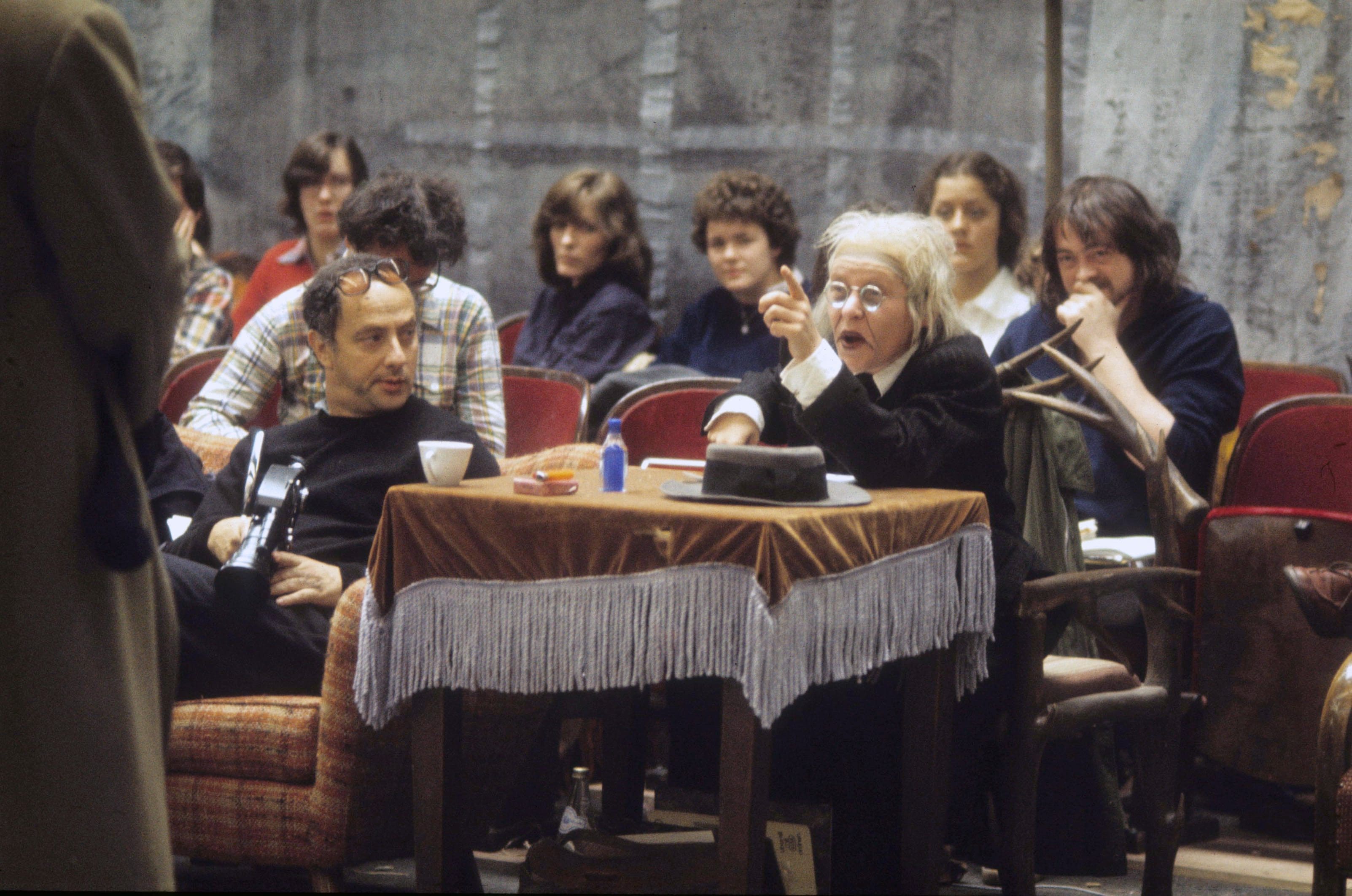 Szene aus dem Proben-Filmmaterial der Peter Zadek Hamlet-Inszenierung 1977 in Hamme - Foto Archivmaterial Stadt Bochum, Presse- und Informationsamt