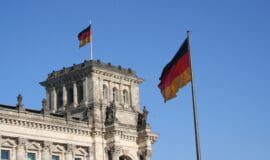 Die Nationalhymne betrachtet der Kiepenkerl