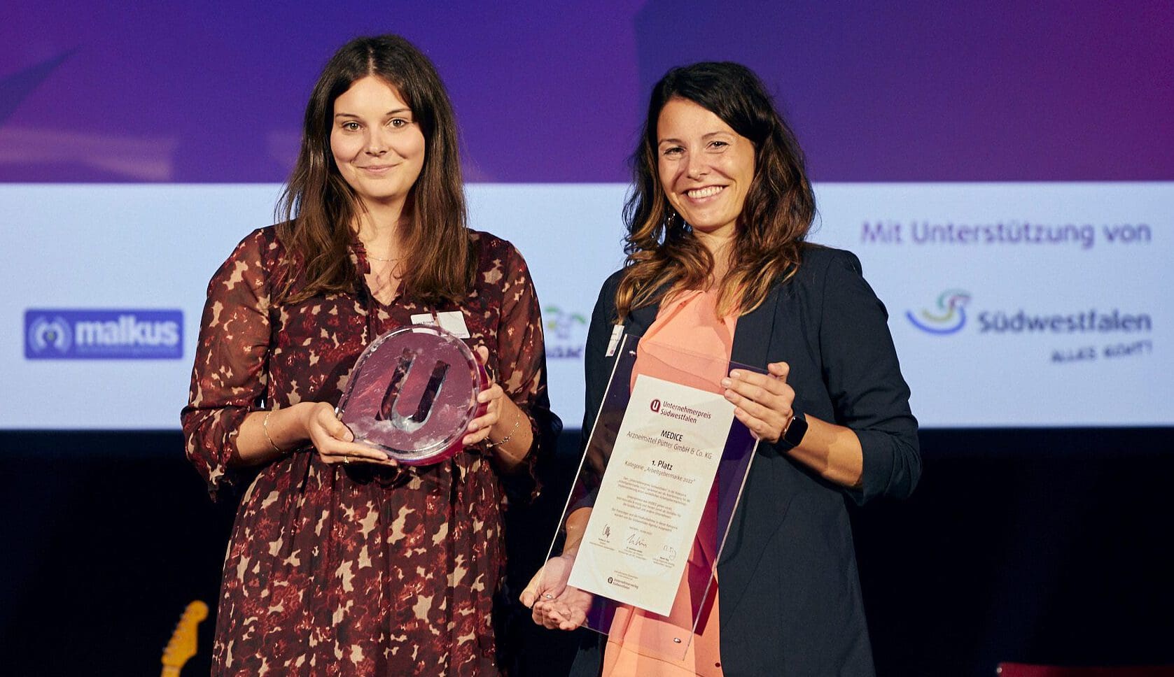 ns von der Südwestfalen Agentur (rechts) übergab den Arbeitgebermarketing Award an Lea Krüger von Medice - Foto Unternehmerverlag Südwestfalen GmbH
