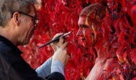 Die nackte Frau im wilden Wein