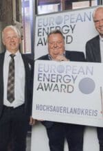 In Düsseldorf wurde der European Energy Award (EEA) an den Hochsauerlandkreis übergeben, v.l.: Ilga Schwidder (Bundesgeschäftsstelle EEA), Reinhard Pape (Leiter Abfallentsorgungsbetrieb HSK), Frank-Kleine Nathland (WFG-HSK), Frank Linnekugel (Geschäftsführer WFG-HSK) und Landesumweltminister Oliver Krischer - Foto Seifenfabrik