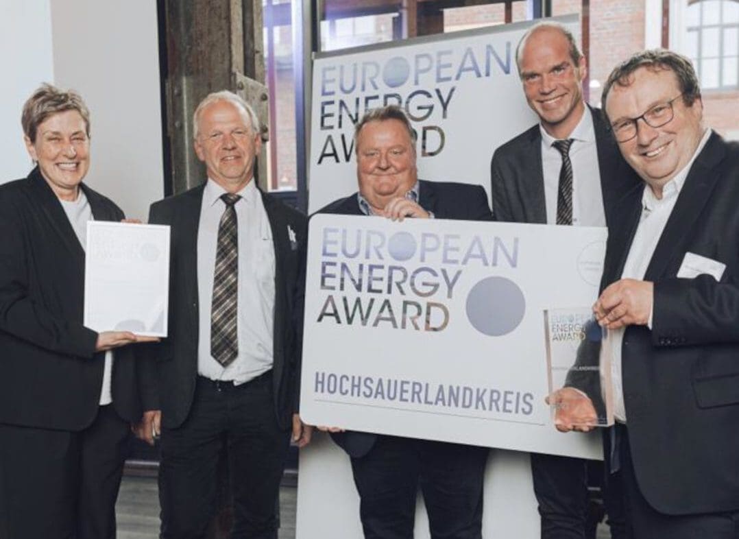 In Düsseldorf wurde der European Energy Award (EEA) an den Hochsauerlandkreis übergeben, v.l.: Ilga Schwidder (Bundesgeschäftsstelle EEA), Reinhard Pape (Leiter Abfallentsorgungsbetrieb HSK), Frank-Kleine Nathland (WFG-HSK), Frank Linnekugel (Geschäftsführer WFG-HSK) und Landesumweltminister Oliver Krischer - Foto Seifenfabrik