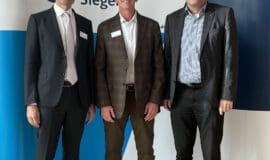 Die Gründer des Wissenschaftsgebiets Risk Governance an der Universität Siegen: Prof. Dr. Arnd Wiedemann (l.) und Prof. Dr. Volker Stein (r.), mit Prof. Mark Beasley (Mitte) aus den USA - Foto Universität Siegen