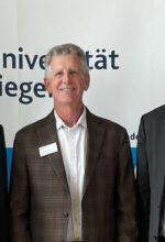 Die Gründer des Wissenschaftsgebiets Risk Governance an der Universität Siegen: Prof. Dr. Arnd Wiedemann (l.) und Prof. Dr. Volker Stein (r.), mit Prof. Mark Beasley (Mitte) aus den USA - Foto Universität Siegen
