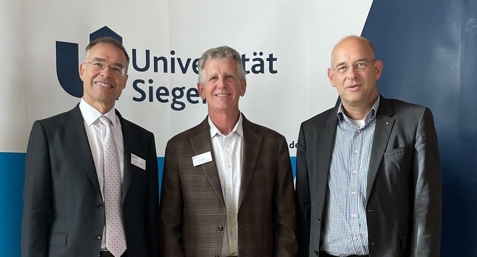 Die Gründer des Wissenschaftsgebiets Risk Governance an der Universität Siegen: Prof. Dr. Arnd Wiedemann (l.) und Prof. Dr. Volker Stein (r.), mit Prof. Mark Beasley (Mitte) aus den USA - Foto Universität Siegen