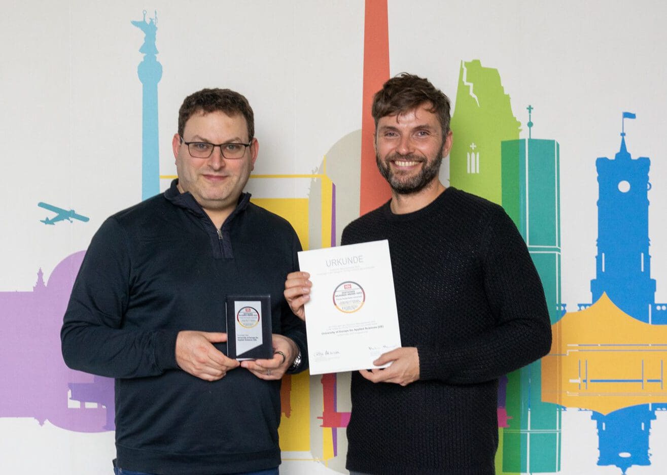 Gus Germany GmbH-CEO Sagi Hartov und Marketing-Director Christian Drongowski nehmen den Deutschen Bildungs-Award 2022 entgegen - Foto GUS Germany