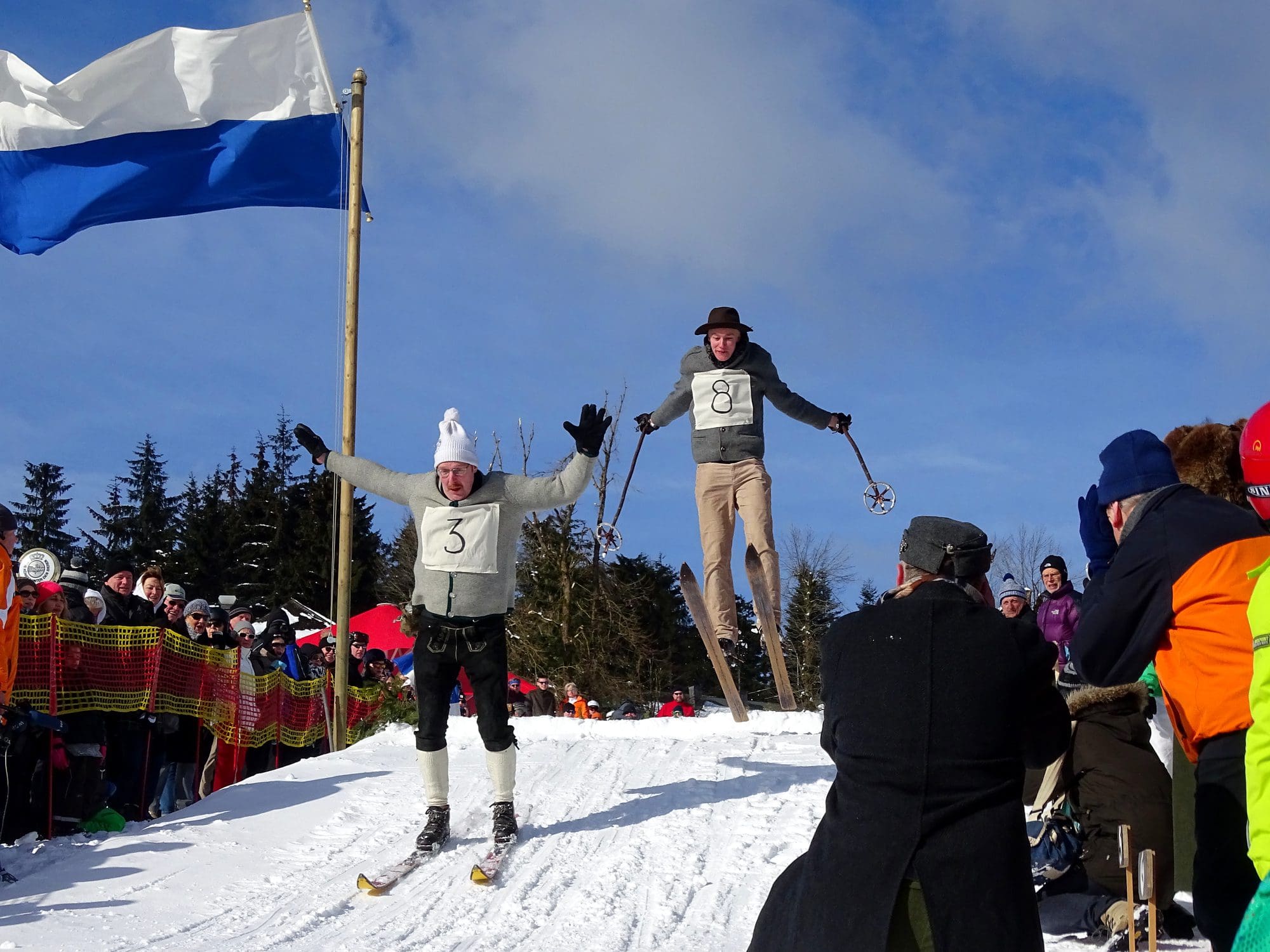 Szene aus dem 16. Nostalgie Skirennen 2019 auf der Postwiese in Neuastenberg - Foto postwiese.de